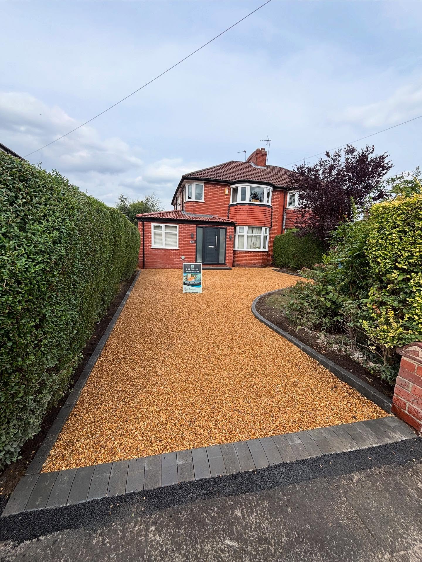 Gravel ring driveway with golden gravel and Tobermore cobble border