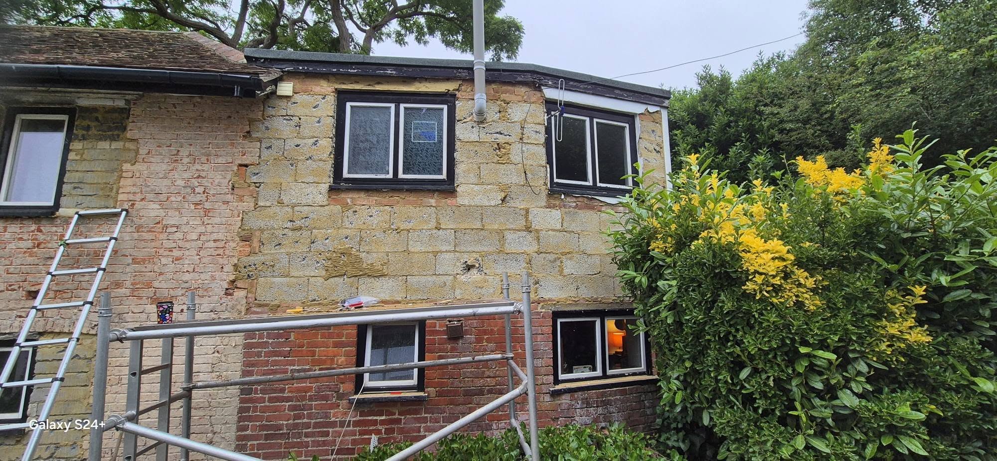 Bay front in bare brick ready to be rendered