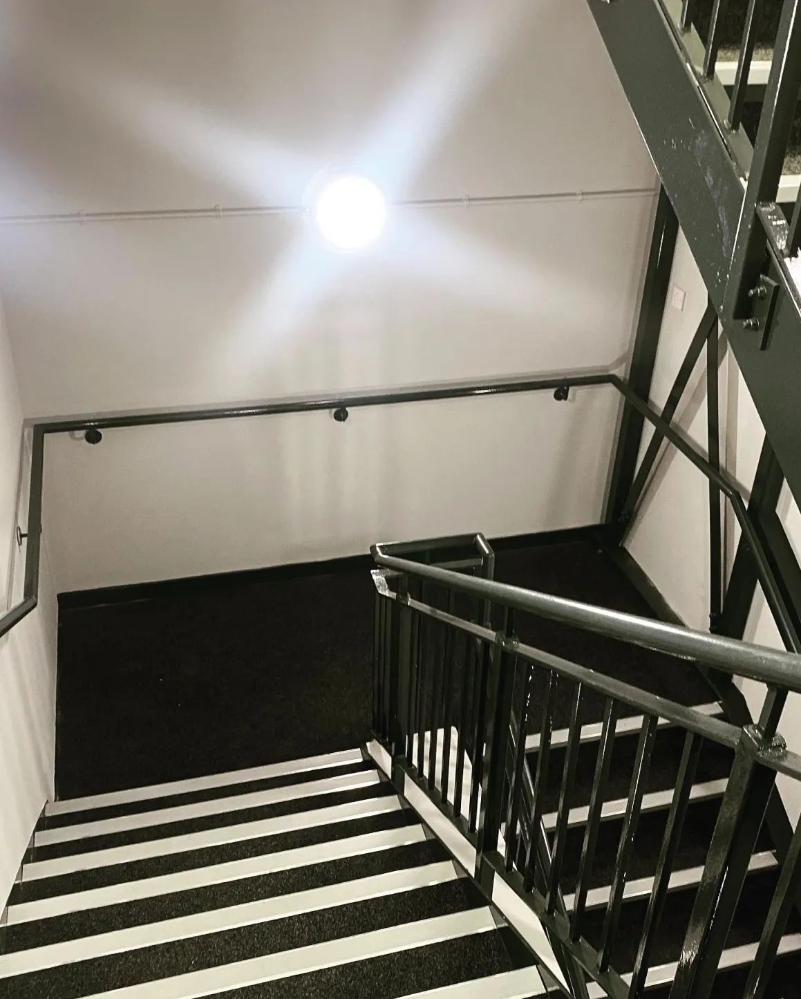 Steel stairwell balustrade