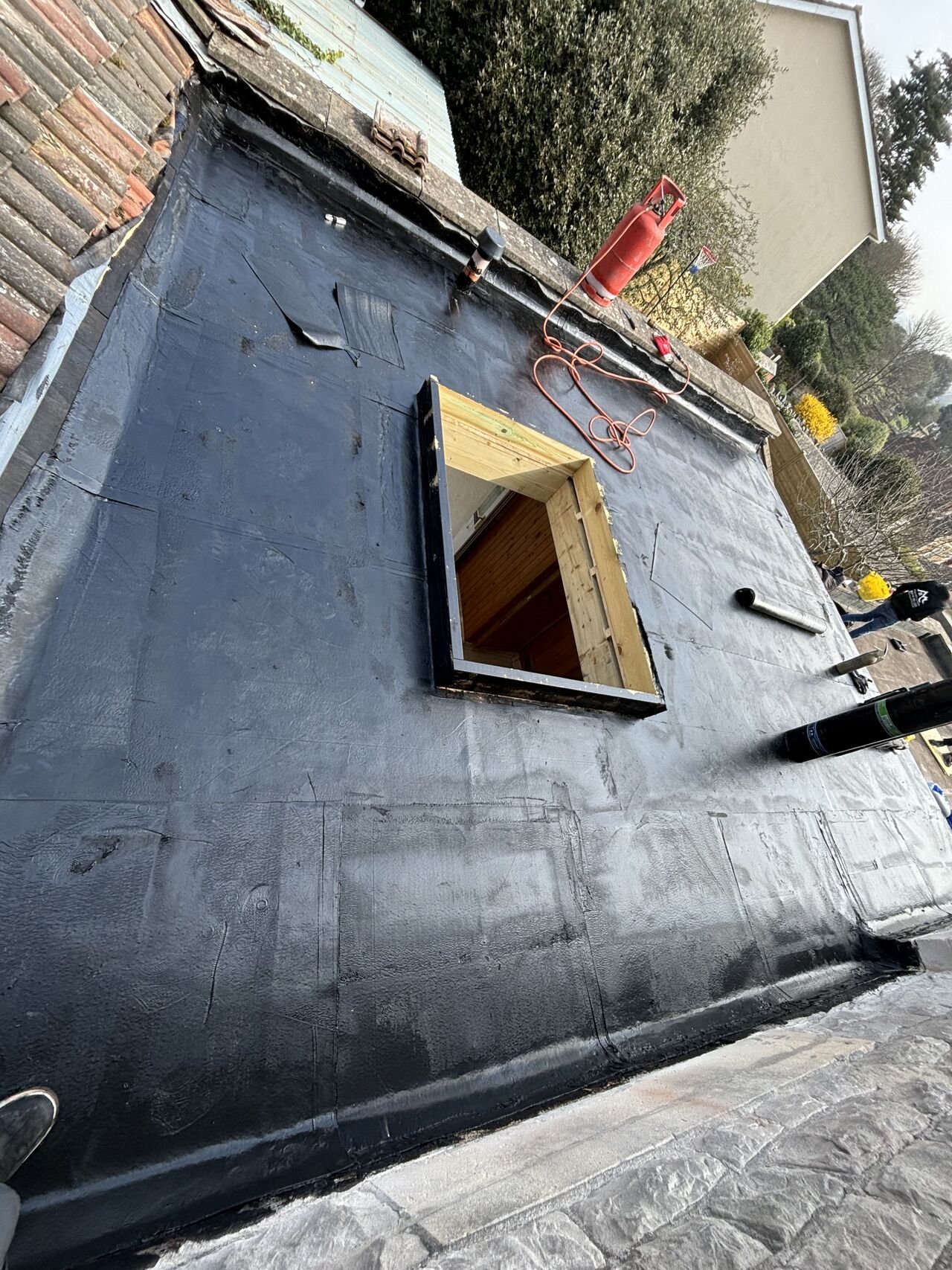 Skylight opening formed on a flat roof