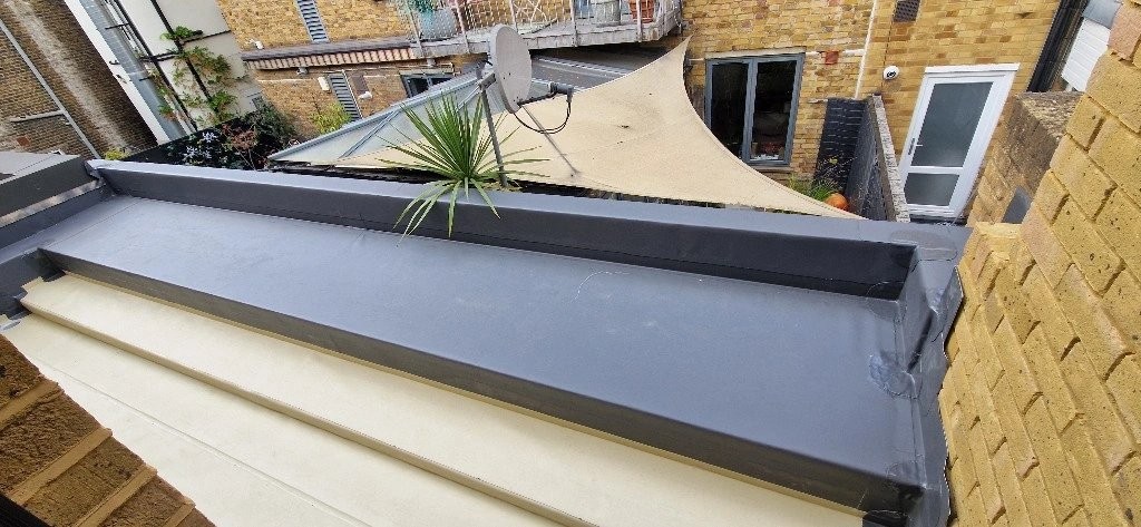 Single ply membrane roof with parapet detail