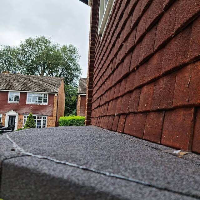 Felt flat roof finished against brickwork
