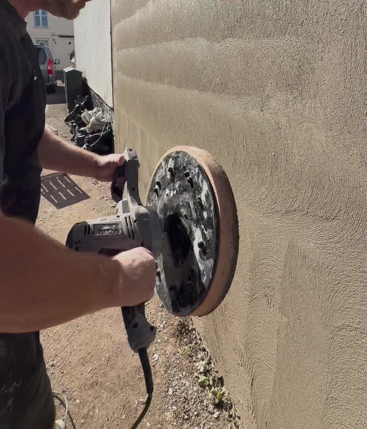 Power floating a rendered wall